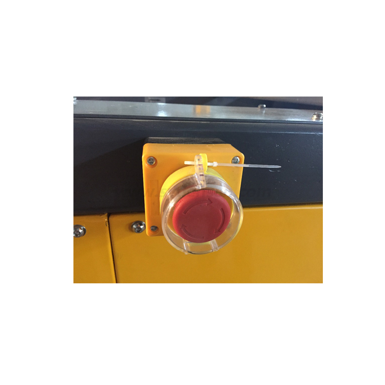 ガラスくずリサイクル工場で非鉄金属の除去に使用される渦電流式分離器で、廃ガラスの再資源化