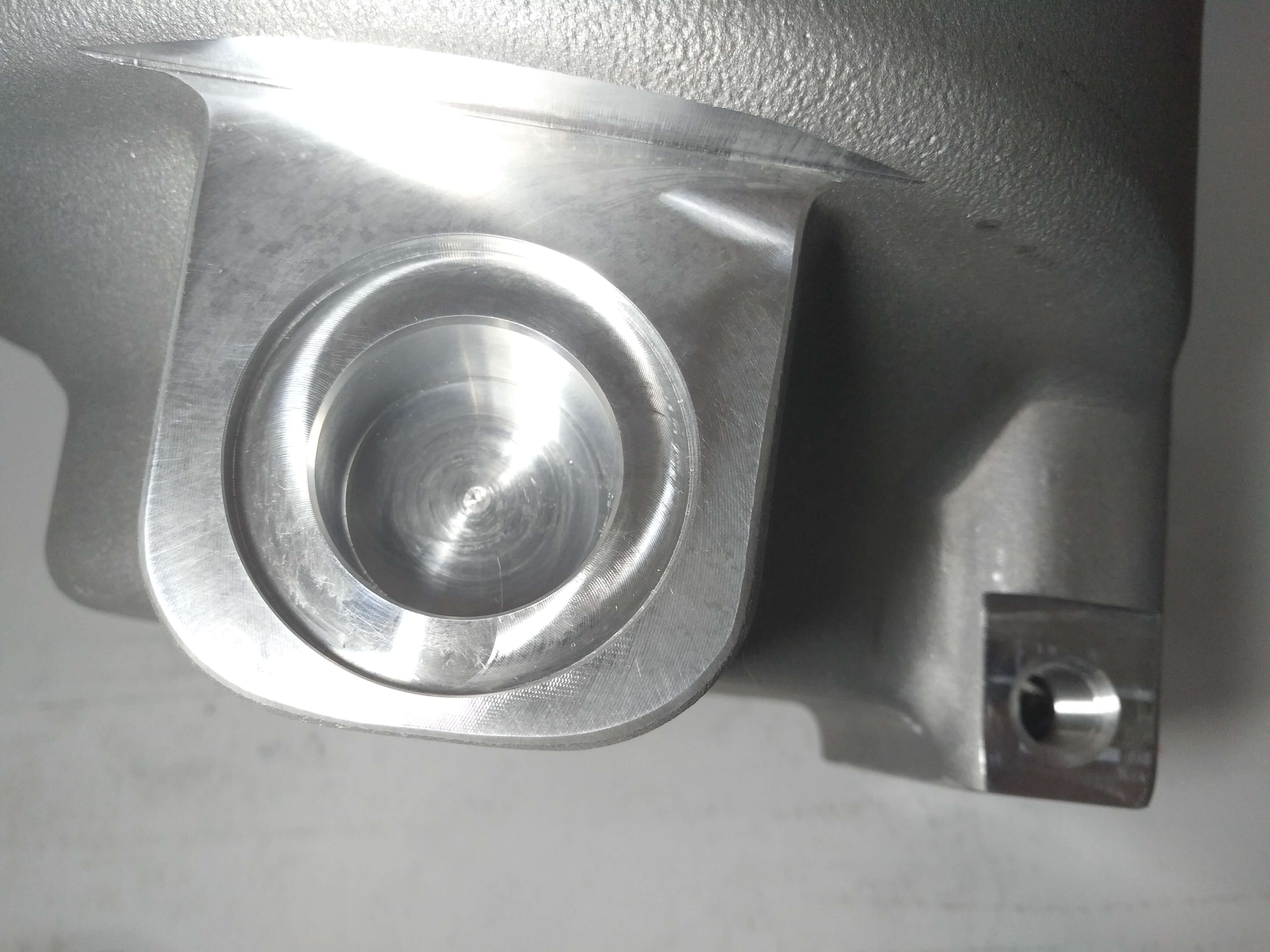 Densen カスタマイズされた高精度の鋳造アルミニウム部品 自動車部品、自動車シリンダー カバー 